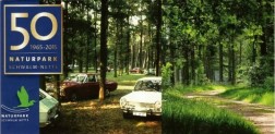 Im rechten Bildausschnitt ein Weg, der durch einen grünen Wald führt. Im linken Bildausschnitt stehen alte Autos im Wald. Link oben im Bild ist ein Verweis auf das 50-jährige Jubiläum des Naturparks Schwalm-Nette.