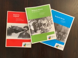 Drei Broschüren „Bergische Berufe“, „Bergische Bräuche“ und den „Bergische Originale“.