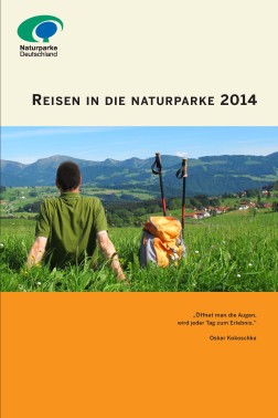 Titelbild der Broschüre 'Reisen in die Naturparke 2014'. Zu sehen ist ein Mann, der im Gras sitzt und die weite Aussicht genießt. Neben ihm stehen zwei Wanderstöcke und ein Tagesrucksack.