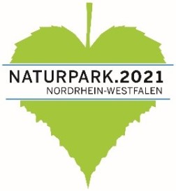 Logo: Naturpark 2021. Grünes, herzförmiges Blatt mit Schriftzug.