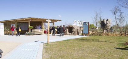 Schutzhütte mit Infotafeln für Interessierte an einem überbleibsel einer Römischerwasserleitung
